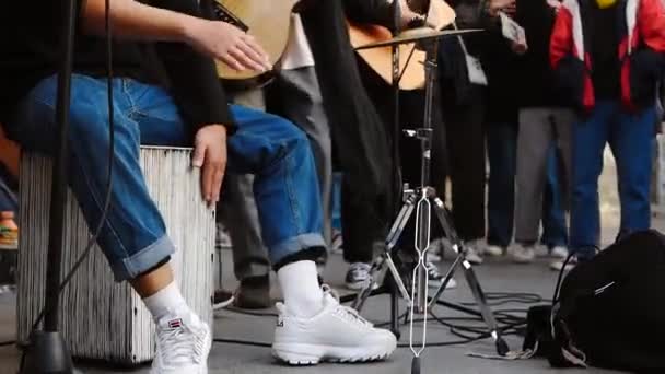 Gatumusikanter med gitarrer och kajon spelar för personer. — Stockvideo