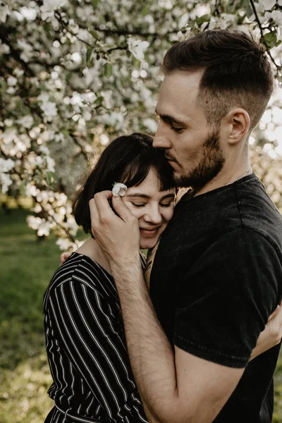 Ritratto di felice coppia sorridente innamorata godere l'un l'altro in giardino fiorito — Foto Stock