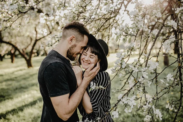 Mutlu gülümseyen çift aşık portresi birbirlerine çiçekli bahçesinde zevk — Stok fotoğraf