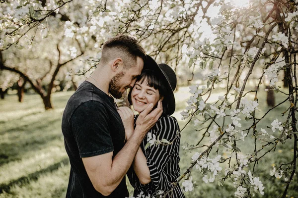 Abraços Menino Menina Jardim Florido Conceito Primavera — Fotografia de Stock