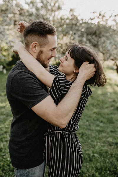 Junge Und Mädchen Umarmen Sich Blühenden Garten Frühlingskonzept — Stockfoto