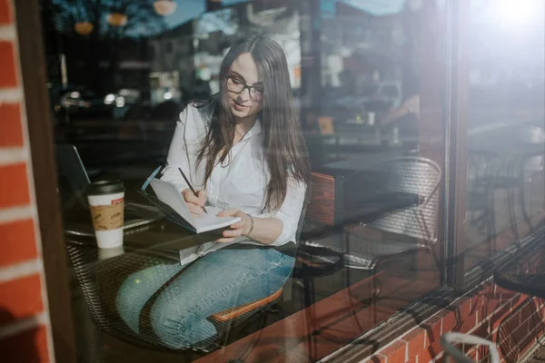 Ragazza Felice Sorridente Che Lavora Online Studia Impara Mentre Usa — Foto Stock