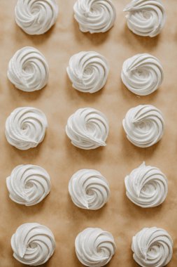 Masanın üzerine lezzetli kek