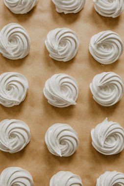 Masanın üzerine lezzetli kek