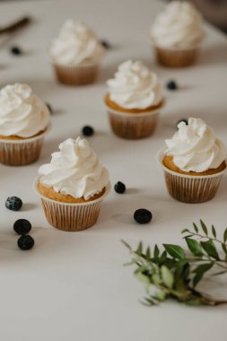 Masanın üzerine lezzetli kek