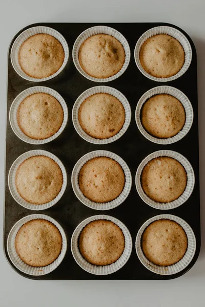 Deliciosos Cupcakes Sobre Mesa —  Fotos de Stock