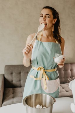 Apron pişirme tatlı güzel kadın