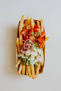 sebze, sos ve gri otlar ile lezzetli patates kızartması üst görünümü