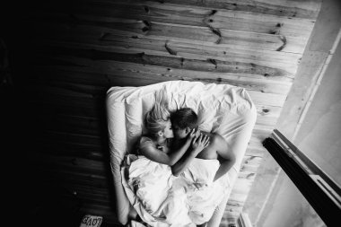 Genç bir çiftin siyah beyaz fotoğrafı. 