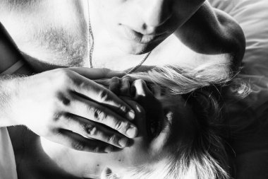 Genç bir çiftin siyah beyaz fotoğrafı. 