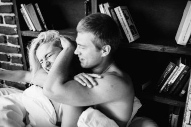 Genç bir çiftin siyah beyaz fotoğrafı. 