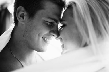 Genç bir çiftin siyah beyaz fotoğrafı. 