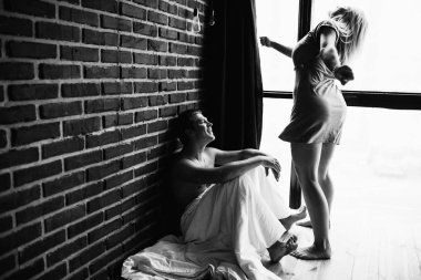 Apartmanda birbirine aşık genç bir çiftin siyah beyaz fotoğrafı. 