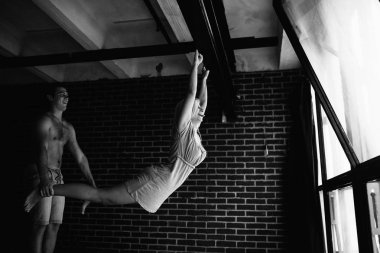 Apartmanda birbirine aşık genç bir çiftin siyah beyaz fotoğrafı. 