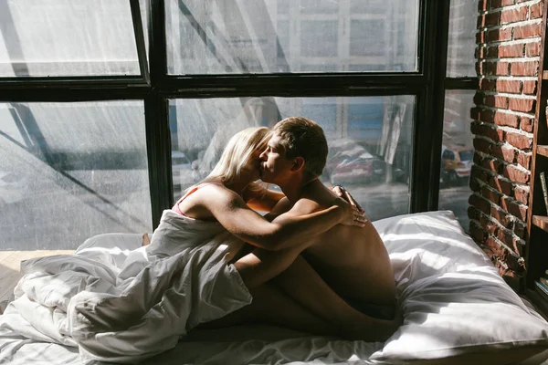 恋爱中的年轻夫妇在卧室里摆姿势 — 图库照片