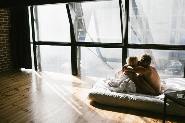 恋爱中的年轻夫妇在卧室里摆姿势 — 图库照片