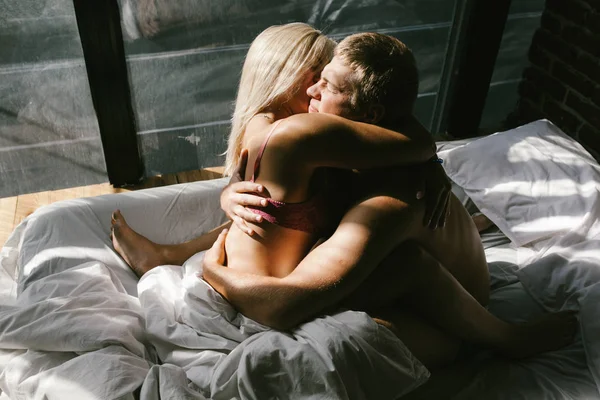 Unga Par Kärlek Poserar Sovrummet — Stockfoto