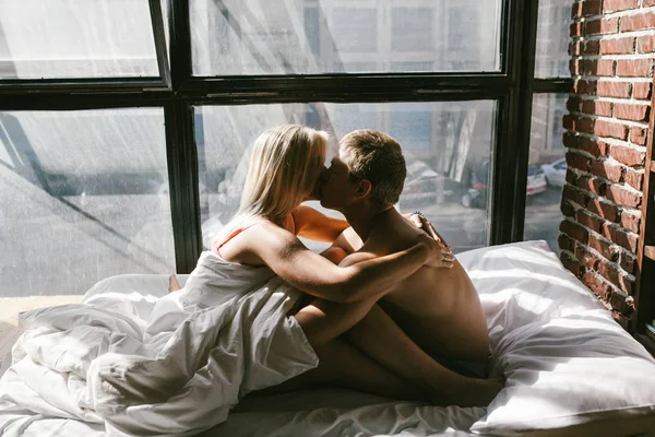 Joven Pareja Amor Posando Dormitorio — Foto de Stock