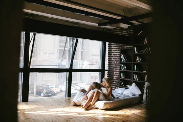 Unga Par Kärlek Poserar Sovrummet — Stockfoto