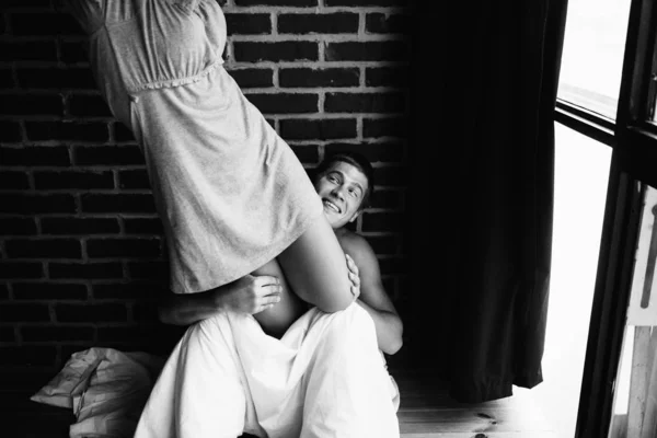 アパートでポーズをとっている若いカップルの白黒写真 — ストック写真
