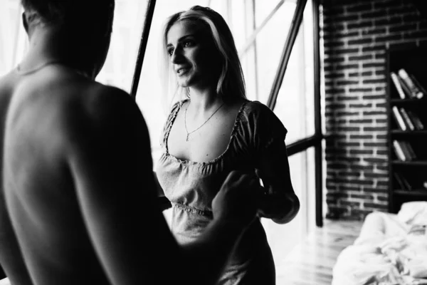 Black White Photo Young Couple Love Posing Appartment — Stock Photo, Image