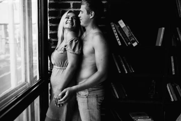アパートでポーズをとっている若いカップルの白黒写真 — ストック写真