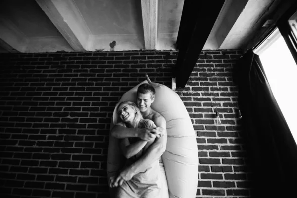 Genç Bir Çiftin Yatak Odasında Çekilmiş Siyah Beyaz Fotoğrafı — Stok fotoğraf