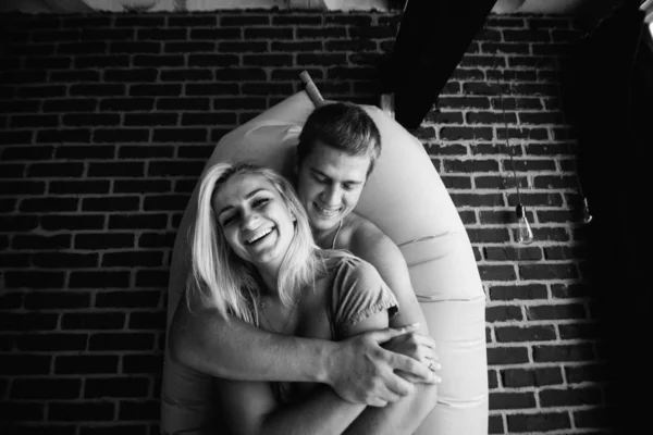 年轻夫妇在卧室合影的黑白照片 — 图库照片