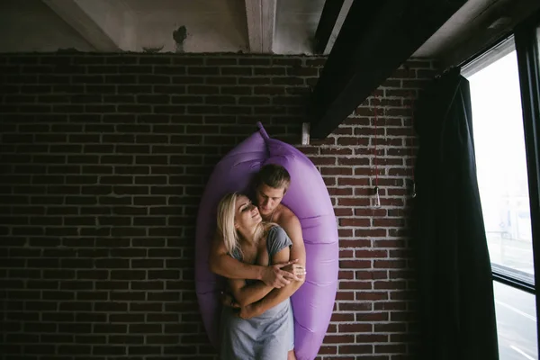 Pasangan Muda Jatuh Cinta Berpose Kamar Tidur — Stok Foto
