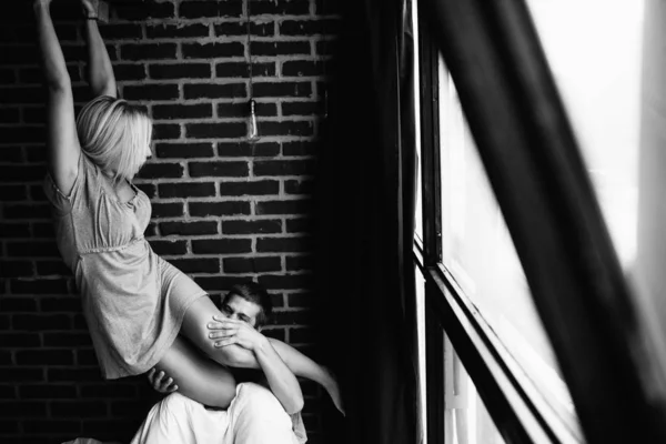 Black White Photo Young Couple Love Posing Appartment — Stock Photo, Image