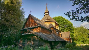 Eski ve Antik ahşap kilise ile çevre ağaçlar çapraz. Güzel manzara olduğunu