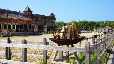 Eski terk edilmiş square Kyiv Fransızca tahta çit mücadele için. Kum arena dövüş knight için