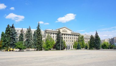 Kiev içinde bina yakınındaki yeşil ağaçlar ile boş Meydanı