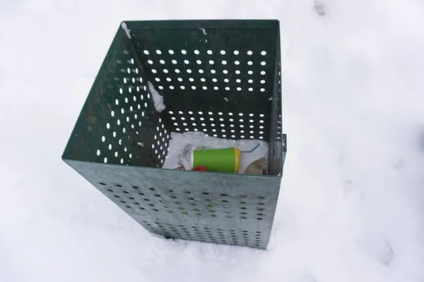 Groene Vuilnisbak Met Koffie Kopjes — Stockfoto