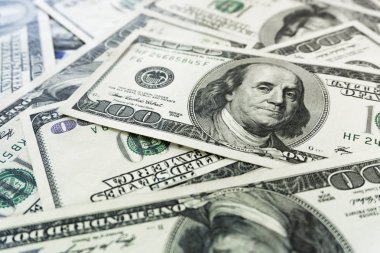 Yüz dolarlık banknotlar yığını. Dolarları kapatın..