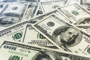 Yüz dolarlık banknotlar yığını. Dolarları kapatın..