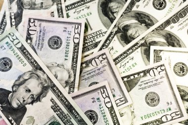 Yüz dolarlık banknotlar yığını. Dolarları kapatın..