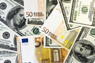 Yüz dolarlık banknotlar yığını. Dolarları kapatın..