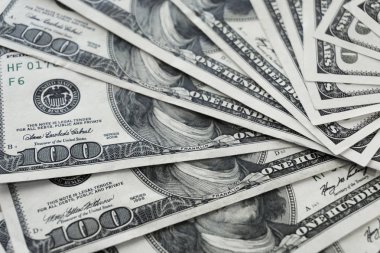 100 dolarlık banknotlar. Yelpaze yığını kapat.