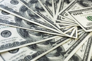 100 dolarlık banknotlar. Yelpaze yığını kapat.