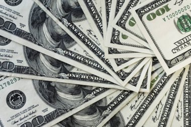 100 dolarlık banknotlar. Yelpaze yığını kapat.