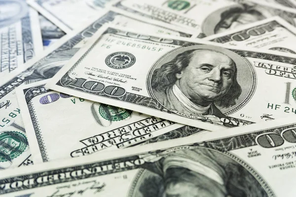 Yüz dolarlık banknotlar yığını. Dolarları kapatın..