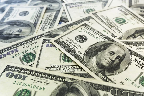 Yüz dolarlık banknotlar yığını. Dolarları kapatın..