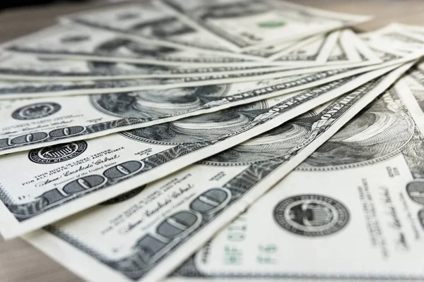 100 dolarlık banknotlar. Yelpaze yığını kapat.