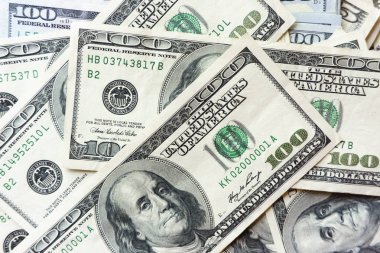 100 dolarlık banknotlar. Yelpaze yığını kapat