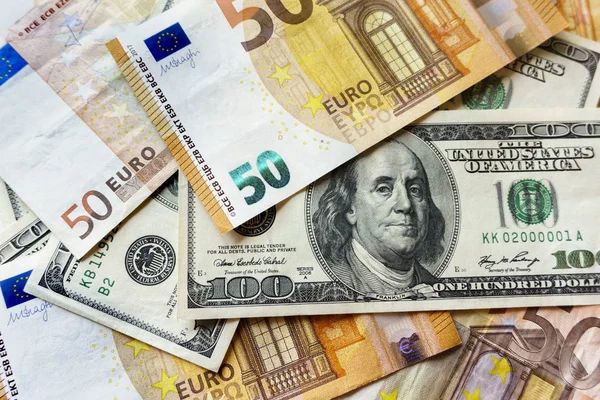 Yüz dolarlık banknotlar yığını. Dolarları kapatın.