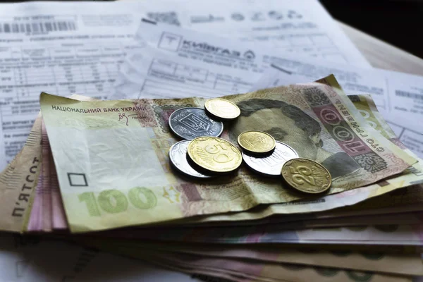 Dinheiro ucraniano hryvnia e moedas penny fundo de madeira, conta de serviço público. — Fotografia de Stock