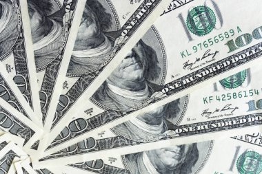 100 dolarlık banknot yığını crolled, banknot kadar kapatın