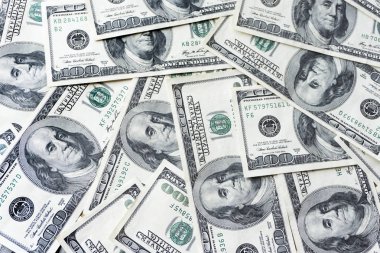 Yüz dolarlık banknotlar yığını. Dolarları kapatın.