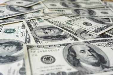 Yüz dolarlık banknotlar yığını. Dolarları kapatın.